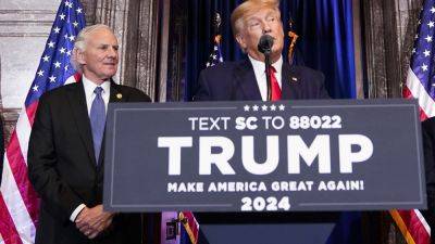 Donald Trump - Nikki Haley - MICHELLE L PRICE - JILL COLVIN - Henry Macmaster - Joe Wilson - Haley - Trump is joined by South Carolina leaders at New Hampshire rally as he tries to undercut Haley - apnews.com - state South Carolina - state New Hampshire - city Manchester, state New Hampshire