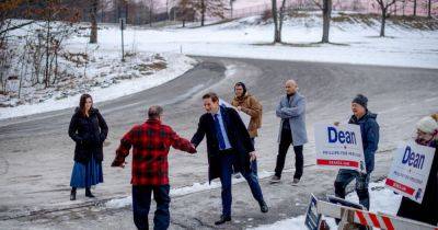 Joe Biden - Nick Corasaniti - Dean Phillips Greets Voters as ‘Write-In Biden’ Supporters Glare - nytimes.com - state New Hampshire - state Minnesota - city Manchester