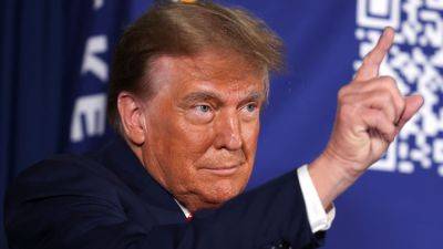 Trump warns he will blacklist Nikki Haley campaign donors