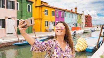 Are we seeing the slow decline of the travel selfie? - bbc.com - New York - Sri Lanka - county Hill - county Park