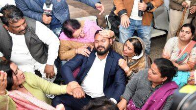 AAP candidate Kuldeep Kumar breaks down after losing Chandigarh Mayor's post | Watch video - livemint.com - India
