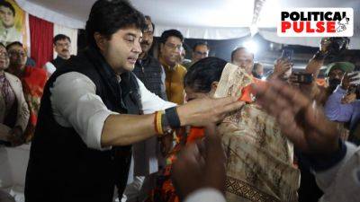 Anand Mohan J - Jyotiraditya Scindia - With Scindia driving pre-poll exodus from Cong, 300 Gwalior, Vidisha leaders cross over to BJP - indianexpress.com
