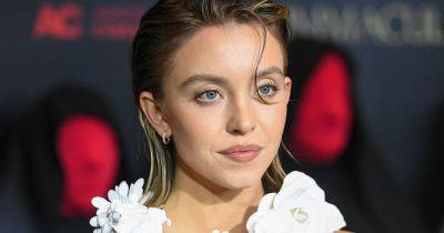 Kelby Vera - Sydney Sweeney - Red Carpet - Sydney Sweeney's Sculptural Naked Top Is A Red Carpet Work Of Art - huffpost.com - Italy
