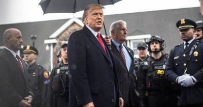 Donald J.Trump - Maggie Haberman - Karoline Leavitt - Jonathan Diller - Trump attends wake for slain N.Y.P.D. officer. - nytimes.com - New York - city Manhattan - county Queens