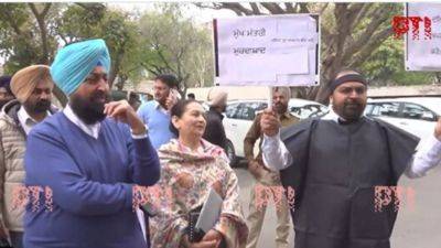 Punjab LoP Partap Singh Bajwa leads protest outside Assembly against CM Bhagwant Mann| WATCH