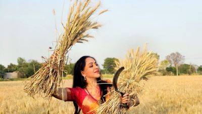 Sabha Elections - Hema Malini's ‘Farm Girl’ campaign trail reappears ahead of Lok Sabha elections; netizens ask ‘Dhaniya hai ya Pudeena?’ - livemint.com