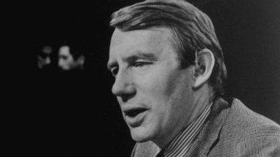 Robert - Robert MacNeil, creator and first anchor of PBS ‘NewsHour’ nightly newscast, dies at 93 - apnews.com - Washington - city New York - New York - city Chicago