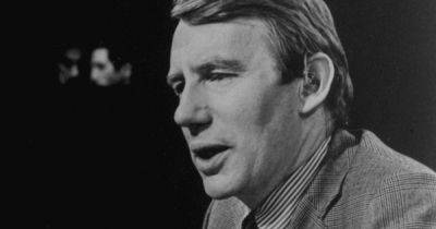 Robert MacNeil, First Anchor Of PBS 'NewsHour' Broadcast, Dies At 93