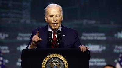 Joe Biden - Lindsay Kornick - Clay Travis - Fox - Biden ridiculed after reading 'pause' instruction on the teleprompter out loud: 'I'm Ron Burgundy?' - foxnews.com - Usa - state Indiana - area District Of Columbia - Washington, area District Of Columbia