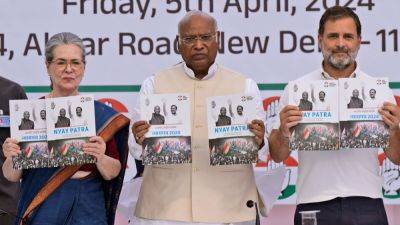 Mallikarjun Kharge - Sonia Gandhi - Rahul Gandhi - Action - Lok Sabha polls 2024: ‘A stable income tax rate throughout…,’ What Congress promised ‘salaried class’ in its manifesto - livemint.com - India - city Delhi