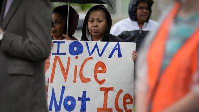 Action - Iowa law lets police arrest migrants. The federal government and civil rights groups are suing - apnews.com - state Iowa - state Maine - state Texas - Des Moines, state Iowa