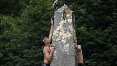 Naval Academy plebes end their first year with daunting traditional climb of Herndon Monument