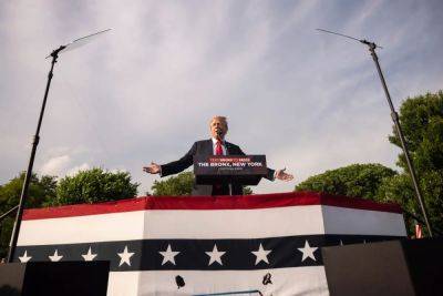 Donald Trump - Hillary Clinton - James Liddell - Trump brazenly asks Bronx crowd if he was ‘hotter’ before or after becoming president - independent.co.uk - Usa - city New York - New York - county Bronx