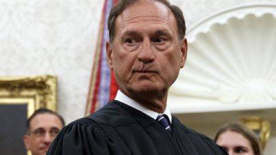 Donald Trump - Clarence Thomas - Dick Durbin - Sheldon Whitehouse - Democratic senators request meeting with Chief Justice Roberts over flags flown at Alito’s homes - apnews.com - Usa - Washington - Syria - France