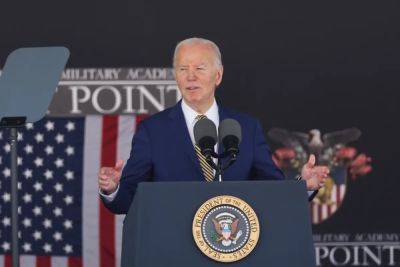 Joe Biden - Ariana Baio - Biden begs crowd to ‘clap’ while delivering West Point commencement address - independent.co.uk - Usa - China - Ukraine - Israel - Iran - Taiwan - Russia