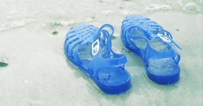 Podiatrists Are Coming For Your Summer Jellies (And 3 Other Types Of Shoes)