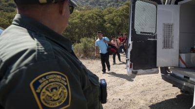 Joe Biden - REBECCA SANTANA - Southern - Border Patrol reports arrests are down 25% since Biden announced new asylum restrictions - apnews.com - Usa - Washington