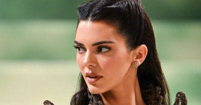 Kelby Vera - Kendall Jenner's Barefoot Stroll Around The Louvre Is Making People Scream - huffpost.com