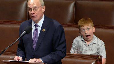House Floor - Congressman’s son steals show on House floor, hamming it up for cameras - apnews.com - Usa - Washington - state Tennessee