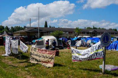 Joe Biden - Greg Abbott - Hundreds of asylum-seekers are camped out near Seattle. There's a vacant motel next door - independent.co.uk - state Texas - Mexico - France - county Park - city Chicago - city Seattle - county Kent - county King - Congo