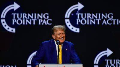 Donald Trump - Bill Clinton - Ximena Bustillo - Charlie Kirk - Action - After two years, Trump returns to Arizona with a new partner in campaigning - npr.org - Usa - state Arizona - city Phoenix