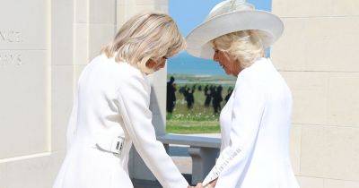 Emmanuel Macron - Ron Dicker - Charles - queen Camilla - Queen Camilla And Brigitte Macron's Hand-Hold Weirdness Has Observers Up In Arms - huffpost.com - Britain - France