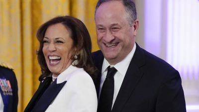 Joe Biden - Kamala Harris - Doug Emhoff - Second gentleman Doug Emhoff tests positive for COVID. Vice President Harris has tested negative - apnews.com - Washington - city Las Vegas