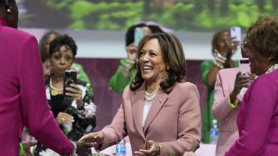 Joe Biden - Kamala Harris - WILL WEISSERT - MATT BROWN - Asian Usa - Harris focuses on her personal story, not Biden questions, as she speaks to Black and Asian voters - apnews.com - Usa - state Nevada - county Dallas - Hawaiian