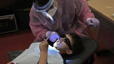 Marina von Stackelberg - Denturists, dental hygienists, assistants back dental care plan despite dentists' criticisms - cbc.ca - Canada