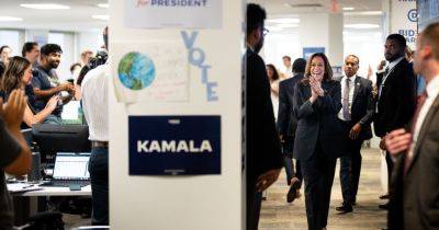Kamala Harris - Barack Obama - Michelle Obama - The Obamas Called Kamala Harris. Cameras Rolled. Hokeyness Ensued. - nytimes.com - India - Jamaica - city Indianapolis