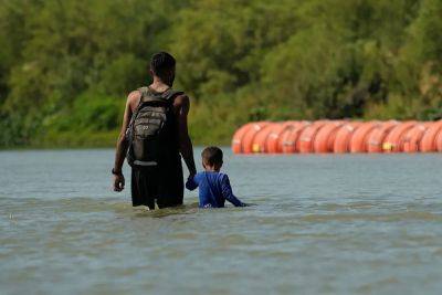 Greg Abbott - Graig Graziosi - Texas will be allowed to keep floating barrier across Rio Grande designed to slow immigrant crossings - independent.co.uk - Usa - state Texas - Mexico - county Rio Grande