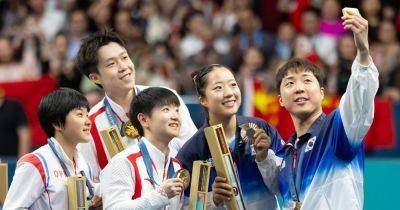 Lee Moran - The 'True Spirit' Of The Olympics Summed Up In 1 Selfie - huffpost.com - China - North Korea - county Lee - South Korea