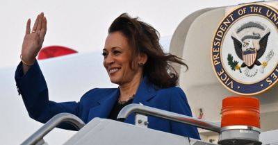 Kamala Harris - Shruti Rajkumar - Doug Emhoff - Tim Walz - Kamala Harris Had Her Plane Circle For 10 Minutes To Watch Her Husband’s Speech - huffpost.com - New York - state Minnesota - city Chicago - state Wisconsin - Milwaukee, state Wisconsin