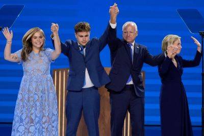 Donald Trump - Kamala Harris - Nancy Pelosi - Bill Clinton - Josh Shapiro - Oprah Winfrey - Pete Buttigieg - Joe Sommerlad - John Legend - Tim Walz - DNC 2024 live: ‘Coach’ Tim Walz delivers powerful ‘pep talk’ after surprise Oprah speech going after Trump - independent.co.uk - state Arkansas - city Chicago