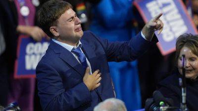 JONATHAN J COOPER - Tim Walz - Gus Walz - ‘That’s my dad!': Gus Walz tearfully cheers on his father as he accepts Democratic VP nomination - apnews.com - Usa