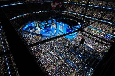 Kamala Harris - Nancy Pelosi - Bill Clinton - Josh Shapiro - Oprah Winfrey - Pete Buttigieg - Holly Patrick - John Legend - Tim Walz - Watch live: Democrats arrive as Kamala Harris set to wrap up DNC - independent.co.uk - city Chicago