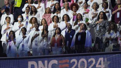 Kamala Harris - Hillary Clinton - Nancy Pelosi - Bill Clinton - MEG KINNARD - Tim Walz - Female delegates at the DNC are wearing white to honor women’s suffrage on night of Harris’ speech - apnews.com - Usa - state Minnesota - city Chicago