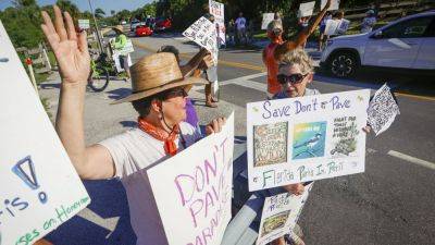 Ron Desantis - KATE PAYNE - DeSantis’ plan to develop state parks faces setback as golf course backer pulls out - apnews.com - state Florida - county Park