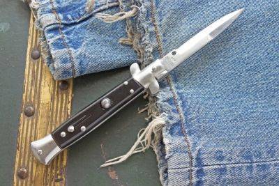 Ariana Baio - Massachusetts reverses switchblade carry ban, saying they are protected under Second Amendment - independent.co.uk - Usa - state New York - state Massachusets