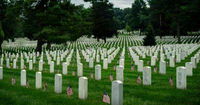 Donald J.Trump - Trump Images at Grave Dismay Family of Green Beret Buried at Arlington - nytimes.com - Washington - Iraq - Afghanistan - city Kabul