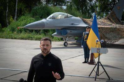 Volodymyr Zelenskyy - Ukraine's Zelenskyy displays newly arrived F-16 fighter jets to combat Russia in the air - independent.co.uk - Ukraine - Russia