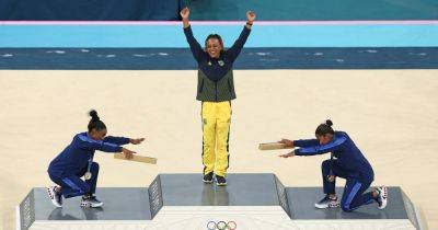 Simone Biles - David Moye - Simone Biles And Jordan Chiles Give Gold Medalist Her Due In Viral Photo - huffpost.com - Jordan - Brazil - Chile