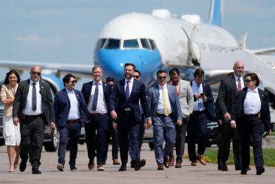 Donald Trump - Kamala Harris - Alex Woodward - Tim Walz - Getting catty: Vance holds chat with press outside Kamala Harris’s plane (but runs away before spotting her) - independent.co.uk - Usa - state Pennsylvania - state Nevada - state Arizona - state Michigan - state Wisconsin - county Shelby - county Eau Claire