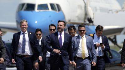 Vance jokes he’s checking out his future VP plane while overlapping with Harris at Wisconsin airport