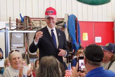 Joe Biden - Kamala Harris - Andrew Bates - Mike Bedigan - Pic of Biden wearing Trump hat sends MAGA fans into meltdown – but White House says he was promoting ‘unity’ - independent.co.uk - state Pennsylvania - city Philadelphia