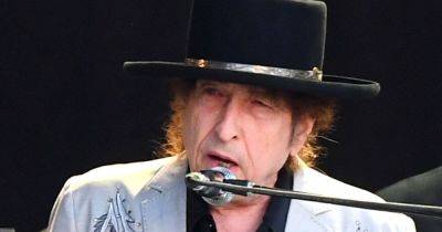 Bob Dylan Finally Plays A Song Live After 6 Years, And Does It In Weirdest Way Possible