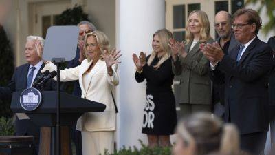 Joe Biden - Donald Trump - Kamala Harris - Rose Garden - Jill Biden - Joe Walsh - Michael Maccaul - ‘The West Wing’ cast visits the White House for a 25th anniversary party - apnews.com - Washington - city Washington - state Texas - state Illinois