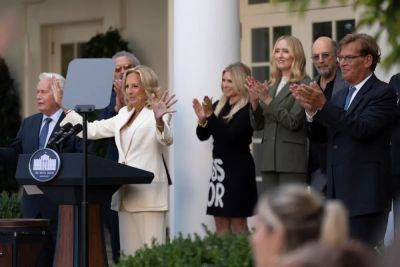 Joe Biden - Donald Trump - Kamala Harris - Rose Garden - Jill Biden - Joe Walsh - Michael Maccaul - 'The West Wing' cast visits the White House for a 25th anniversary party - independent.co.uk - Washington - state Texas - state Illinois - county White