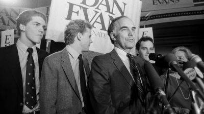 Dan Evans, former Republican governor of Washington and US senator, dies at 98