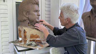 Mike Johnson - Sarah Huckabee Sander - Hakeem Jeffries - Johnny Cash - Hello, I’m Johnny Cash’s statue: A monument to the singer is unveiled at the US Capitol - apnews.com - Usa - Washington - state Arkansas - Afghanistan - city Little Rock - city Sander